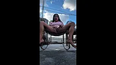 Hermanastra se dedea en el patio
