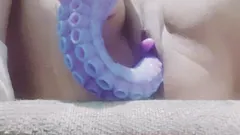 Rompiendo el coño con dildo gigante de 50 cm