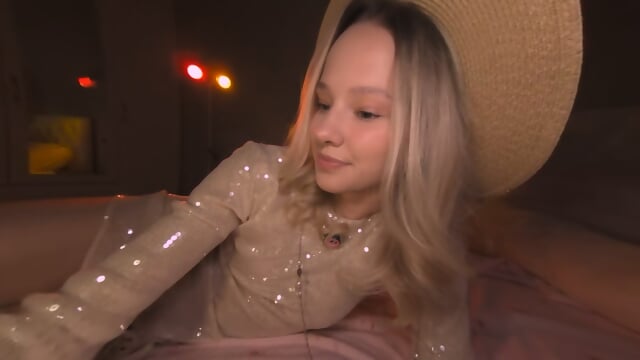 Sweetie Angel StripchatVR 2026 10 03T10 52 10 03 00 180 LR