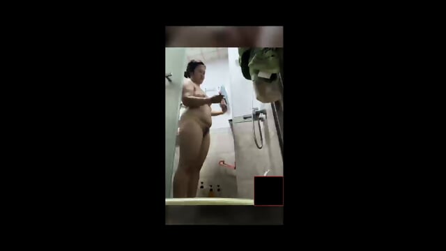 ASIAN MATURE BITCH MILF SQUIRT NUDE BATHING SHOW