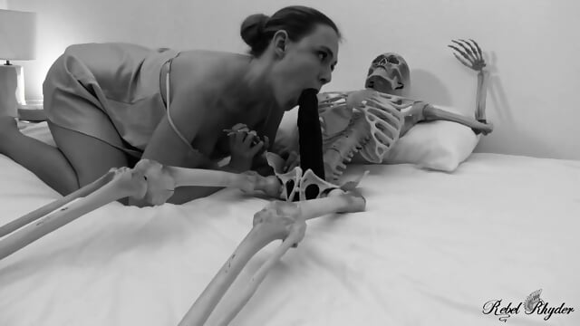 Sex With Skeleton & Dildo