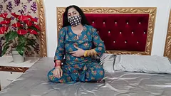 Pakistani Very Hot Mature Aunty Fucking Her Pussy By Dildo