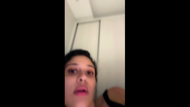 Novinha Na Cama Mostrando O Peito